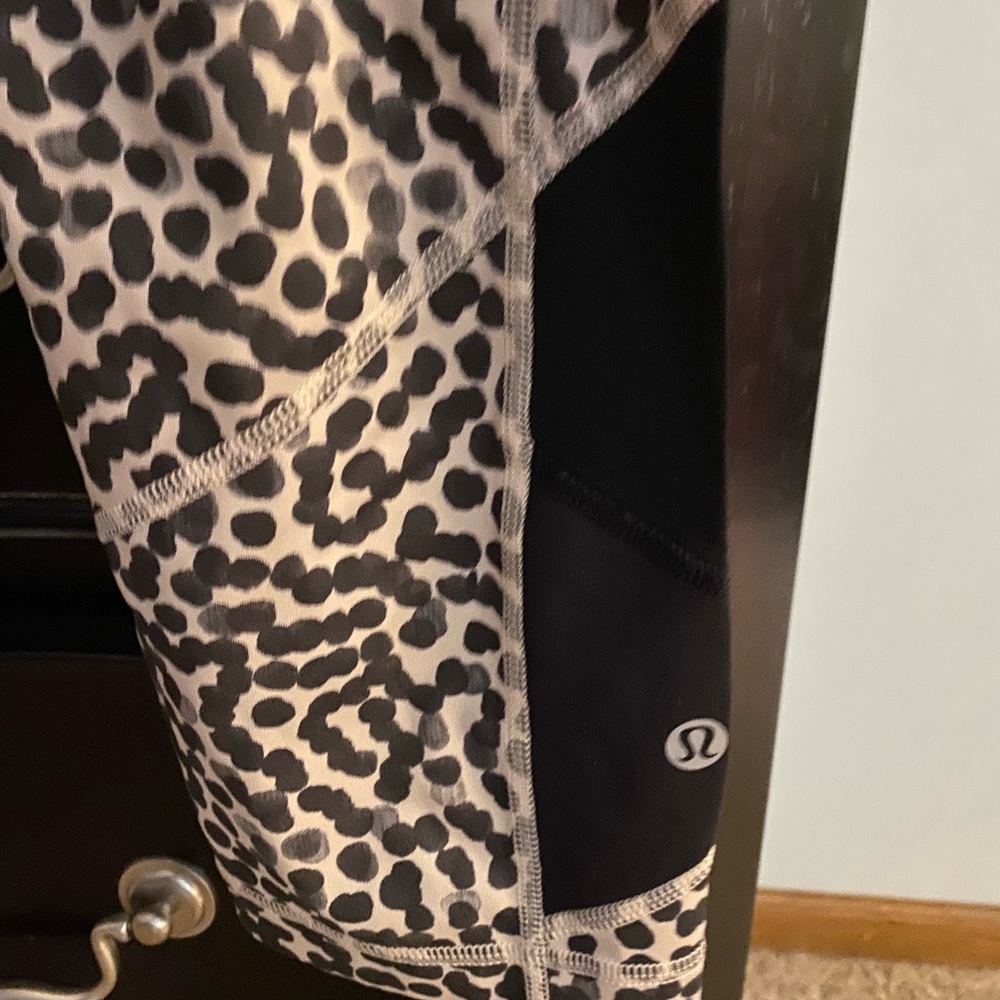 Lululemon size 8 cropped leggings